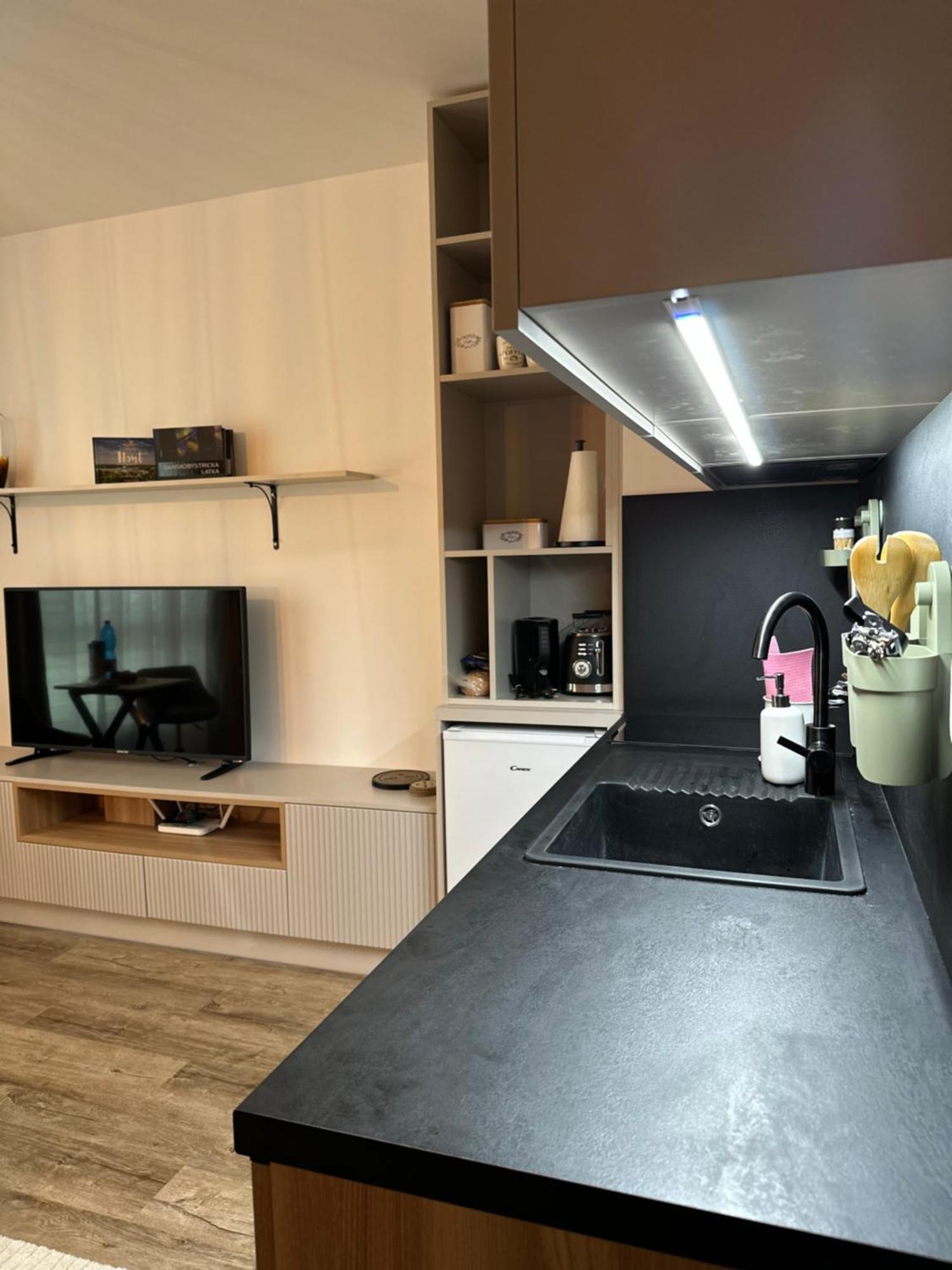 Elegant With Garage Parking Apartment Banska Bystrica